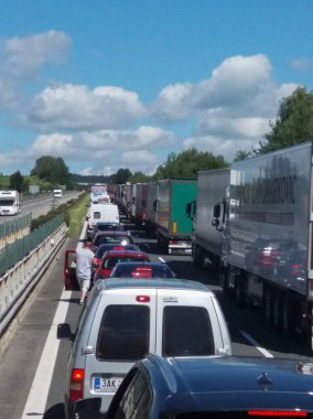 Prague, Çek Cumhuriyeti - Temmuz 2016 yaklaşık: Prag'a trafik sıkışıklığı ile önde gelen otoyol