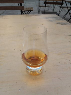 East Kilbride, İskoçya, İngiltere - Haziran 2017 yaklaşık: Glencairn scotch viski içmek için cam
