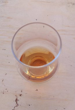 East Kilbride, İskoçya, İngiltere - Haziran 2017 yaklaşık: Glencairn scotch viski içmek için cam