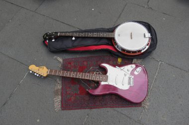 Edinburgh, İngiltere - yaklaşık Ağustos 2015: elektro gitar ve banjo dize müzik aletleri kaldırım üzerinde