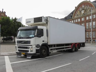 Copenhagen, Danimarka - yaklaşık Ağustos 2017: Beyaz Volvo kamyon yolda