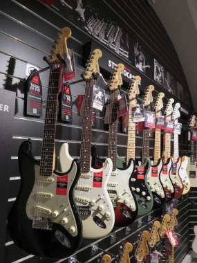 Oslo, Norveç - yaklaşık Ağustos 2017: Fender marka Stratocaster elektro gitar Satılık ekranda