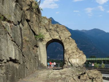 Antik Roma yolu kemer Donnas