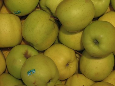 Oslo, Norveç - yaklaşık Ağustos 2017: yeşil elma (Malus domestica) meyve vejetaryen yemek