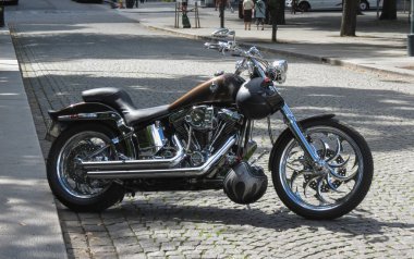 Oslo, Norveç - yaklaşık Ağustos 2017: şehir merkezinin bir sokakta park edilmiş bir motosiklet