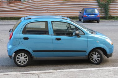 hafif mavi Chevrolez Matiz araba