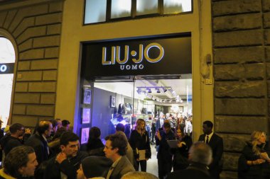 Florence, İtalya - Ocak 2016 yaklaşık: mağaza önünde Liu Jo Uomo marka mağaza Dj set olay ile