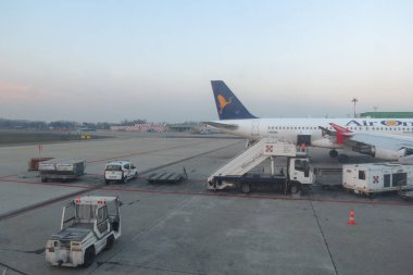 Milan Linate, İtalya - Ocak 2016 yaklaşık: Airone Airbus A320 havaalanında Park