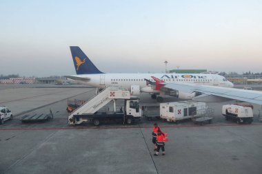 Milan Linate, İtalya - Ocak 2016 yaklaşık: Airone Airbus A320 havaalanında Park