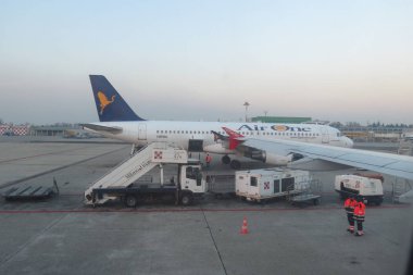 Milan Linate, İtalya - Ocak 2016 yaklaşık: Airone Airbus A320 havaalanında Park