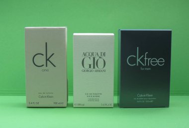 Paris, Fransa - Mayıs 2017 yaklaşık: Calvin Klein bir, Armani Acqua di Gio, ck erkek eau de toilette, herdem yeşil çok satan Parfümler dünya çapında için ücretsiz