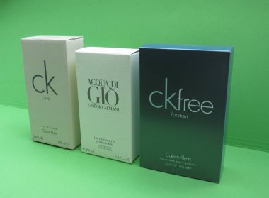 Paris, Fransa - Mayıs 2017 yaklaşık: Calvin Klein bir, Armani Acqua di Gio, ck erkek eau de toilette, herdem yeşil çok satan Parfümler dünya çapında için ücretsiz