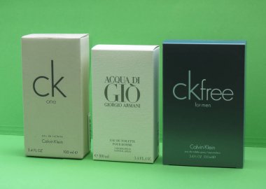 Paris, Fransa - Mayıs 2017 yaklaşık: Calvin Klein bir, Armani Acqua di Gio, ck erkek eau de toilette, herdem yeşil çok satan Parfümler dünya çapında için ücretsiz