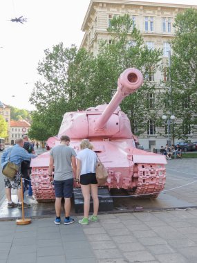 Brno, Çek Cumhuriyeti - Mayıs 2017 yaklaşık: pembe tank, tartışmalı parça çek sanatçı David Cerny tarafından 1991 yılında yayımlanan