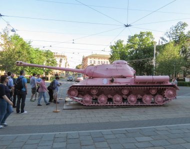 Brno içinde pembe tank