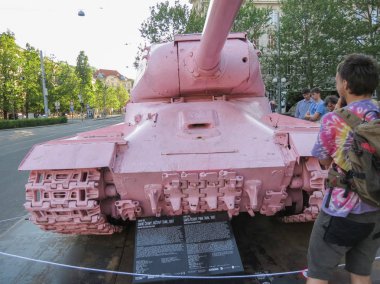 Brno, Çek Cumhuriyeti - Mayıs 2017 yaklaşık: pembe tank, tartışmalı parça çek sanatçı David Cerny tarafından 1991 yılında yayımlanan