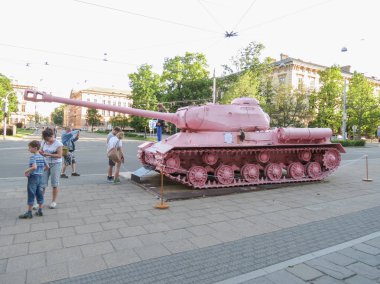 Brno, Çek Cumhuriyeti - Mayıs 2017 yaklaşık: pembe tank, tartışmalı parça çek sanatçı David Cerny tarafından 1991 yılında yayımlanan
