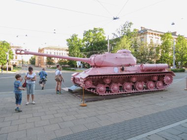 Brno içinde pembe tank