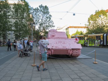 Brno içinde pembe tank