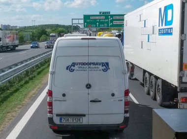 Prague, Çek Cumhuriyeti - Haziran 2015 yaklaşık: Prag'a trafik sıkışıklığı ile önde gelen otoyol