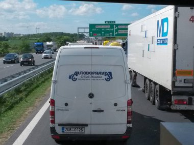 Yeşil panorama arka planda Prag