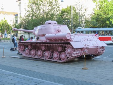 Brno içinde pembe tank