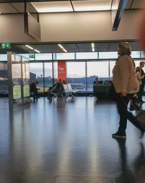 Viyana Schwechat Avusturya Kasım 2014 Yaklaşık Commuters Havaalanı Gidiş Lounge — Stok fotoğraf