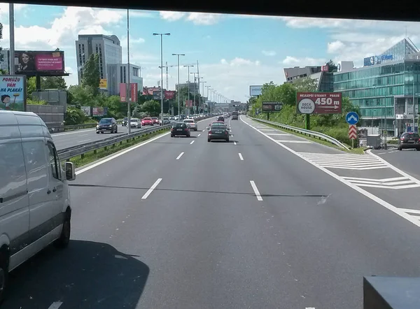 Prague, Çek Cumhuriyeti - Haziran 2015 yaklaşık: Prag'a trafik sıkışıklığı ile önde gelen otoyol