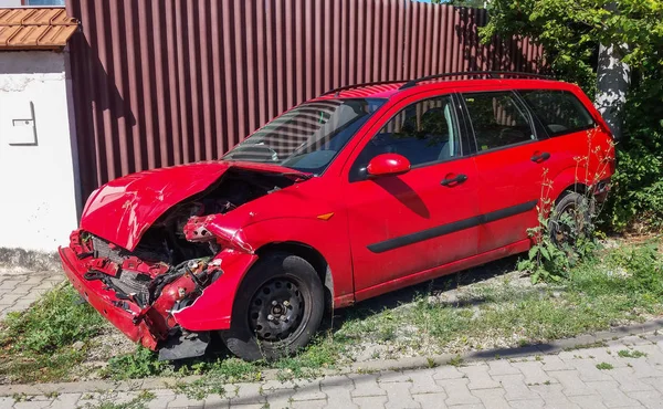 Brno, Çek Cumhuriyeti - Haziran 2017 yaklaşık: kırmızı araba kaza sonrası