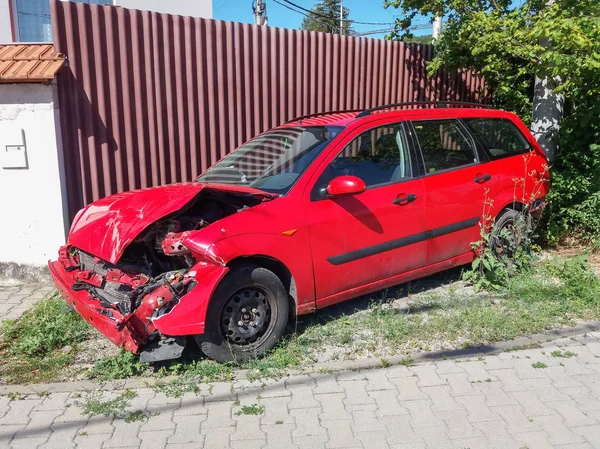 Brno, Çek Cumhuriyeti - Haziran 2017 yaklaşık: kırmızı araba kaza sonrası