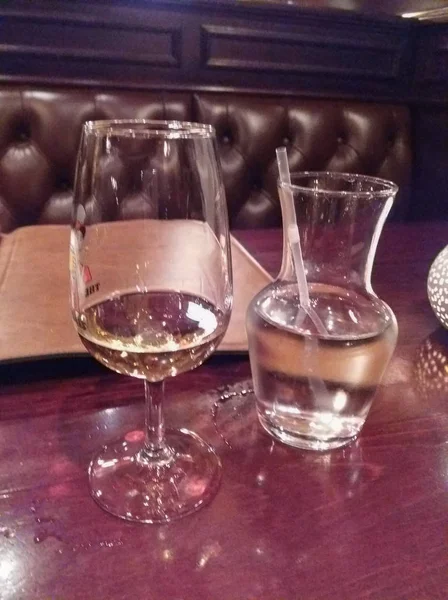 Goteburg, İsveç - yaklaşık Ağustos 2017: bir bardak viski ve su bir kavanoz