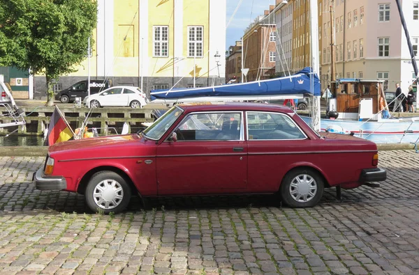 Copenhagen, Danimarka - yaklaşık Ağustos 2017: kırmızı Bordo Volvo 242 araba