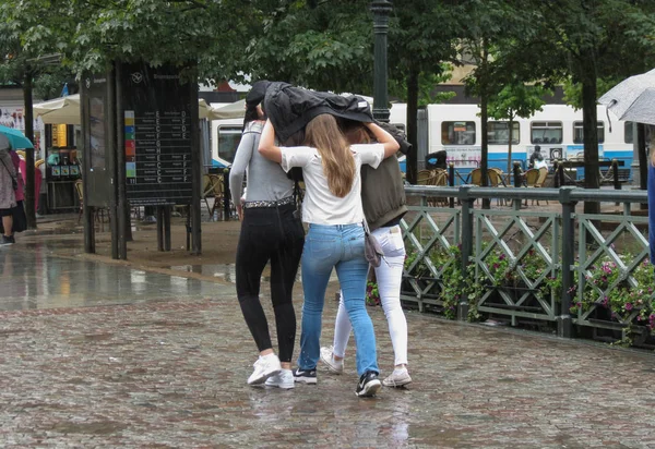 Goteburg Suecia Circa Agosto 2017 Niñas Bajo Lluvia Usando Una — Foto de Stock