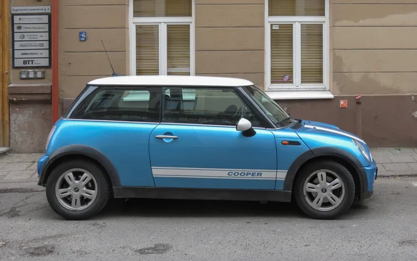 Hellblauer Mini-Küfer in Vilnius — Stockfoto