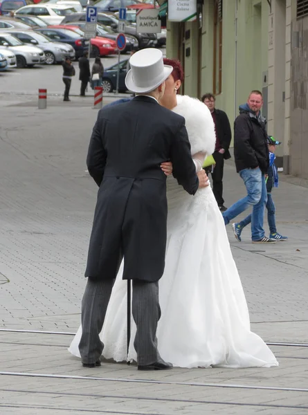 Brno Cseh Köztársaság Circa 2017 Április Menyasszony Vőlegény Brnóban Téren — Stock Fotó