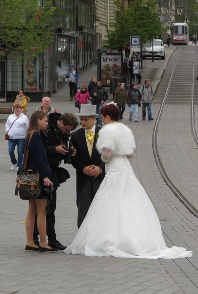 Brno Cseh Köztársaság Circa 2017 Április Menyasszony Vőlegény Brnóban Téren — Stock Fotó