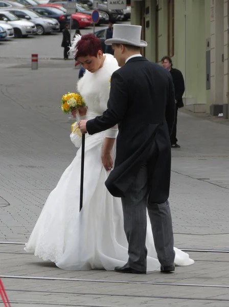 Brno Cseh Köztársaság Circa 2017 Április Menyasszony Vőlegény Brnóban Téren — Stock Fotó