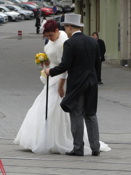 Brno Tjeckien Circa April 2017 Bruden Och Brudgummen Brno Torget — Stockfoto