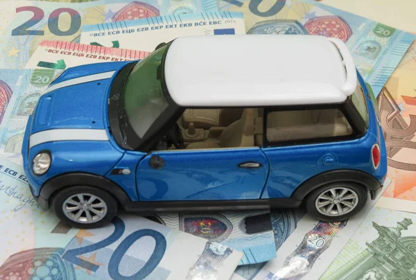 Oxford, İngiltere - Mayıs 2017 yaklaşık: Çin, çocuk oyuncak 2014, yaklaşık olarak Eur Notlar arka plan üzerinde üretilen hafif mavi Mini Cooper araba (2013 sürümü) minyatür gösterimi