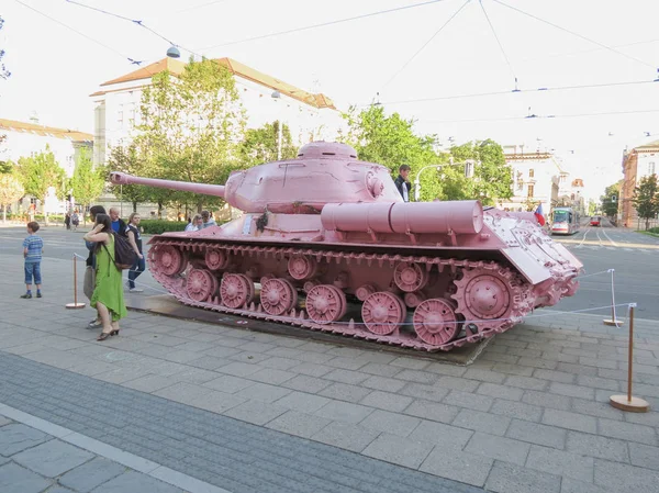 Brno, Çek Cumhuriyeti - Mayıs 2017 yaklaşık: pembe tank, tartışmalı parça çek sanatçı David Cerny tarafından 1991 yılında yayımlanan