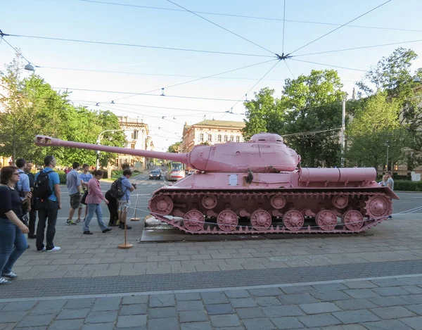 Brno içinde pembe tank
