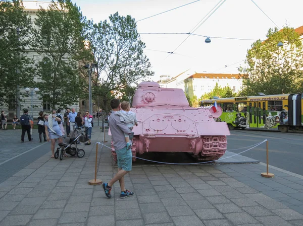 Brno içinde pembe tank
