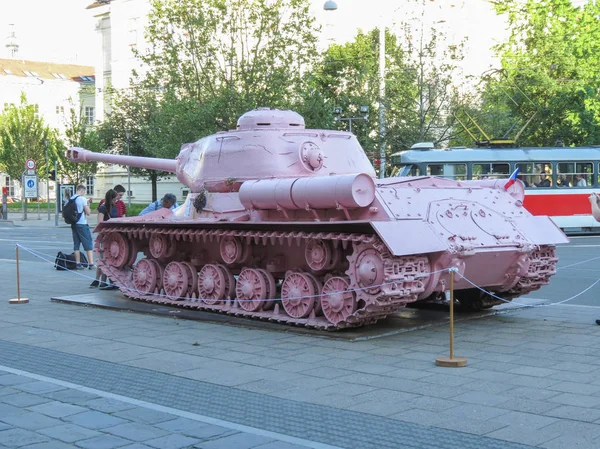Brno içinde pembe tank