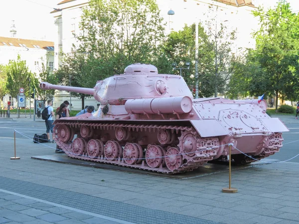 Brno içinde pembe tank