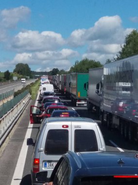 Prague, Çek Cumhuriyeti - Temmuz 2016 yaklaşık: Prag'a trafik sıkışıklığı ile önde gelen otoyol