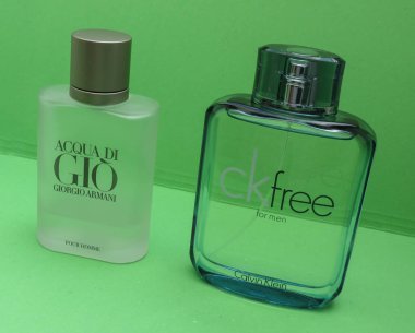 Paris, Fransa - Mayıs 2017 yaklaşık: Armani Acqua di Gio, Calvin Klein erkek eau de toilette, herdem yeşil çok satan için ücretsiz dünya çapında parfüm