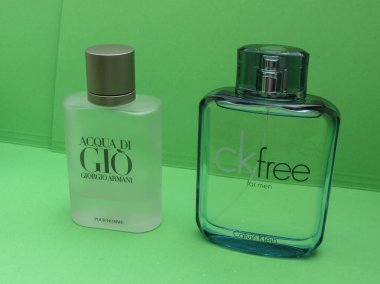 Paris, Fransa - Mayıs 2017 yaklaşık: Armani Acqua di Gio, Calvin Klein erkek eau de toilette, herdem yeşil çok satan için ücretsiz dünya çapında parfüm