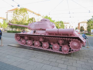 Brno içinde pembe tank