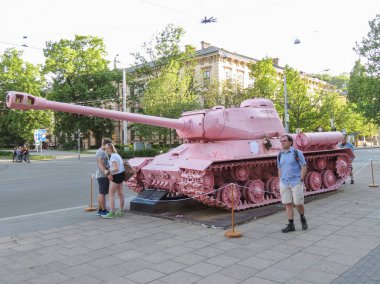 Brno, Çek Cumhuriyeti - Mayıs 2017 yaklaşık: pembe tank, tartışmalı parça çek sanatçı David Cerny tarafından 1991 yılında yayımlanan