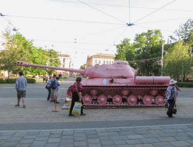 Brno, Çek Cumhuriyeti - Mayıs 2017 yaklaşık: pembe tank, tartışmalı parça çek sanatçı David Cerny tarafından 1991 yılında yayımlanan